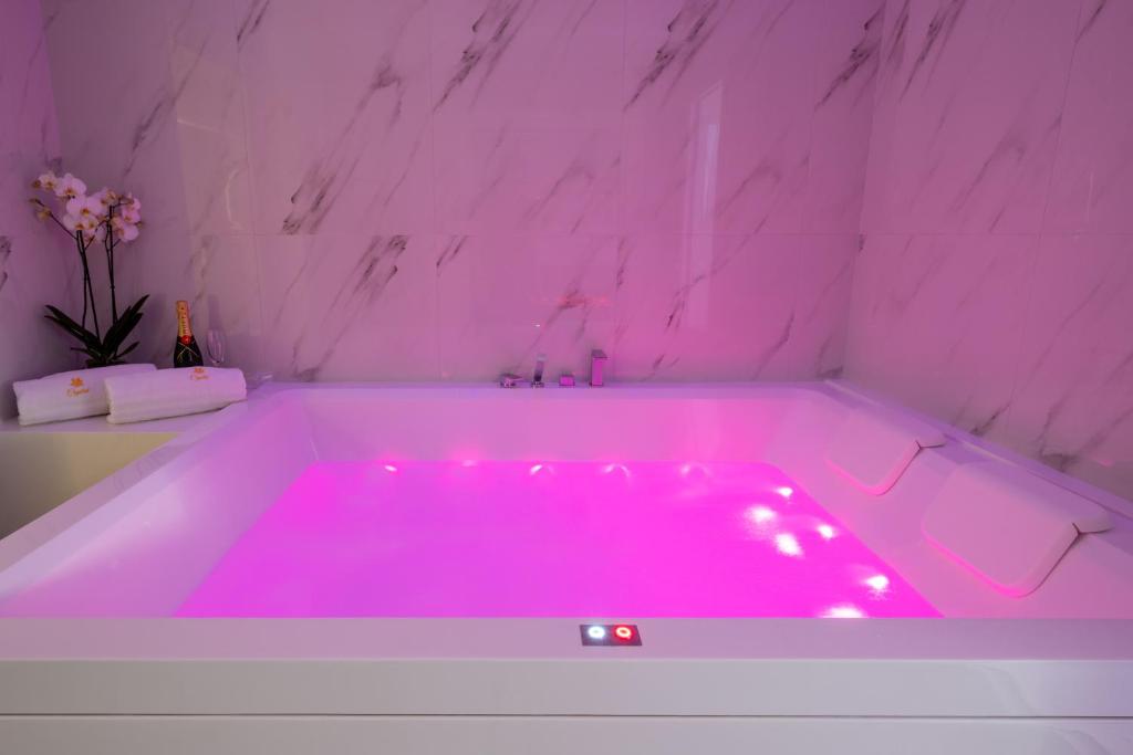 alloggio turistico con vasca idromassaggio in camera a Leverano